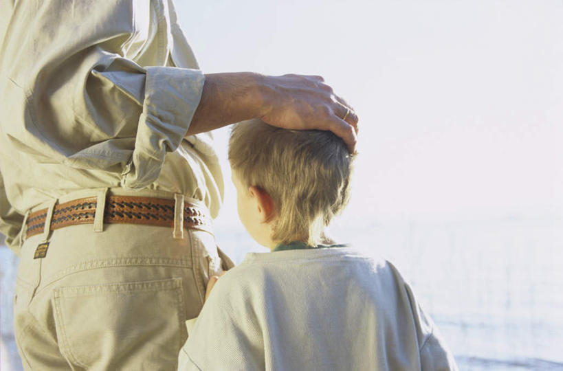 西方人,儿童,两个人,家庭,父亲,儿子,站,摸,横图,室外,白天,衬衫,纯洁,沙滩,欧洲,欧洲人,抚摸,服装,沙子,海岸,沙地,注视,小孩,背面,衣服,蓝天,天空,天,观察,看,站着,温暖,温馨,父子,一家人,父爱,可爱,童年,童趣,服饰,观看,和睦,察看,衣着,穿着,关注,童真,烂漫,无邪,衣饰,天真,男孩,男人,男性,年轻男性,白种人,孩子,年轻人,头部,海滩,触摸,接触,站立,半身,彩图,衬衣,融洽,男生