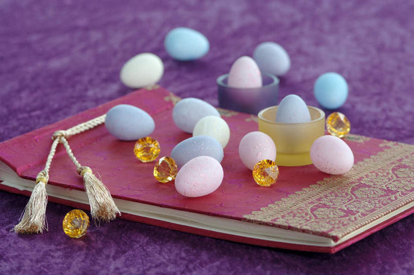 无人,横图,俯视,室内,白天,杯子,珠宝,复活节,许多,阴影,紫色背景,节日,庆祝,反射,影子,蛋,记事本,文化,玻璃制品,粉色,蓝色,本子,笔记本,水杯,庆典,摄影,影棚,纪念,彩蛋,复活节彩蛋,玻璃杯,彩图,高角度拍摄,影棚拍摄,拍摄