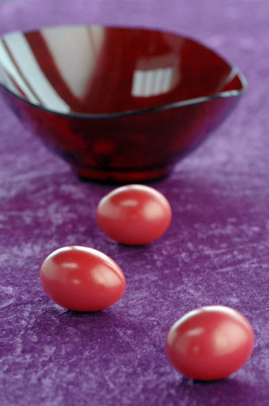 无人,竖图,俯视,室内,特写,白天,玻璃,复活节,阴影,紫色背景,节日,庆祝,反射,影子,蛋,文化,玻璃制品,三个,一个,红色,容器,碗,庆典,摄影,影棚,单个,纪念,储藏,储存,彩蛋,复活节彩蛋,彩图,高角度拍摄,影棚拍摄,拍摄,贮存