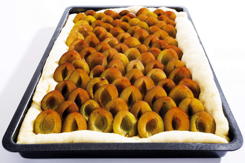 点心,无人,横图,俯视,室内,特写,白天,白色背景,下午茶,餐桌,桌子,李子,水果,一排,切开,阴影,新鲜,整齐,并列,并排,反射,影子,生食,食品,果实,食物,糕点,排列,切,摄影,有机食品,绿色食品,影棚,餐台,队列,平行,剖面,切面,红李,鸡血李,杏李,彩图,高角度拍摄,影棚拍摄,拍摄,蛋糕