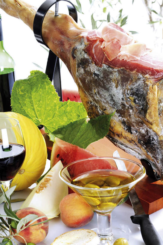 点心,面包,红酒,葡萄酒,无人,竖图,俯视,室内,白天,白色背景,餐桌,桌子,橄榄,西瓜,杯子,切开,高脚杯,支架,哈密瓜,肉,橄榄油,食品,面点,甜瓜,刀具,红酒杯,酒类,猪肉,肉类,玻璃制品,酒,食物,腌制,糕点,饮料,酒杯,红苹果,切,红葡萄酒,摄影,影棚,餐台,网纹瓜,甘瓜,剖面,肉食,切面,豚肉,玻璃杯,青果,寒瓜,白榄,彩图,高角度拍摄,影棚拍摄,拍摄