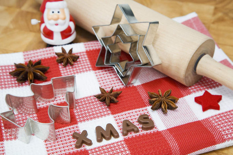 无人,横图,俯视,室内,白天,植物,厨房,玩具,雕塑,圣诞节,圣诞老人,节日,庆祝,艺术,装饰,英文,标志,雕刻,雕像,擀面杖,人偶,文字,字符,字母,星星,调味,香料,佐料,食品,糖,糖果,甜点,甜品,圣诞树,文化,标识,树,树木,食物,绿色,自然,餐巾,工艺品,茴香,甜食,巧克力,庆典,星形,生长,成长,模具,纪念,朱古力,黑巧克力,英文字母,美术,八角,八角茴香,大茴香,主题,陈列,五角形,功能,美学,八月珠,舶茴香,大料,作料,五角星,彩图,高角度拍摄,灶间