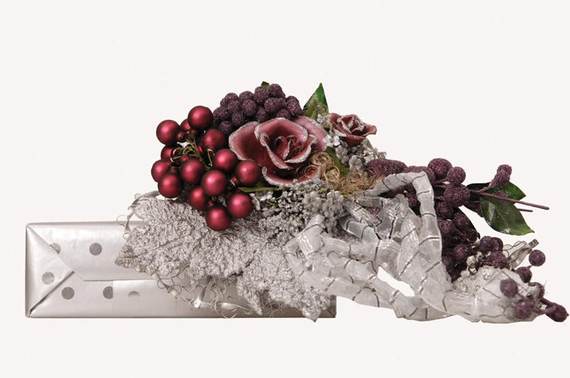 无人,横图,室内,特写,白天,白色背景,正面,爱情,幸福,纯洁,热情,玫瑰,礼盒,礼物,圣诞节,节日,庆祝,装饰,盛开,纸盒,玫瑰花,浪漫,花蕾,文化,盒子,花,花瓣,花朵,鲜花,包装盒,礼品盒,花苞,花蕊,庆典,温暖,温馨,恩爱,摄影,礼品,影棚,纪念,华丽,修饰,点缀,和睦,感动,衬托,美观,雅致,雅观,尊敬,天真,刺玫花,徘徊花,彩图,影棚拍摄,拍摄,融洽