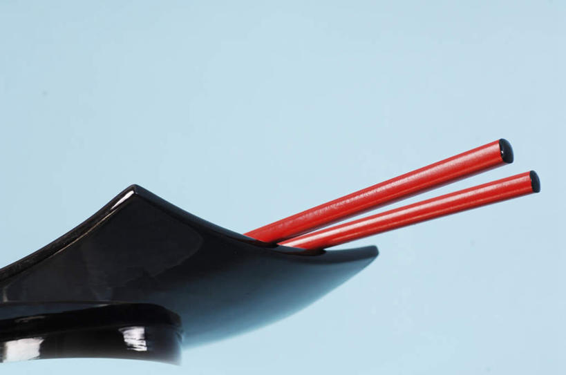 无人,横图,室内,特写,白天,仰视,筷子,静物,餐具,一双,蓝色背景,碟子,盘,文化,传统,一个,红色,黑色,盘子,碟,摄影,影棚,单个,礼节,礼仪,进餐用具,彩图,低角度拍摄,影棚拍摄,拍摄