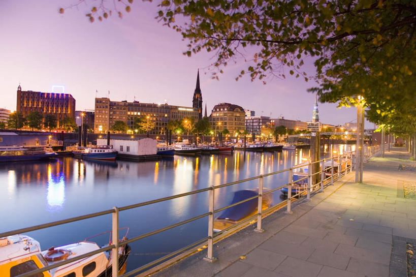 无人,家,栏杆,横图,室外,白天,正面,度假,河流,美景,水,植物,城市风光,城市,路灯,轮船,船,照明,德国,欧洲,停靠,阴影,波纹,光线,影子,房屋,屋子,河水,景观,水流,围栏,灯光,汉堡,涟漪,娱乐,护栏,楼房,住宅,灯,树,树木,蓝色,绿色,倒影,蓝天,水纹,天空,自然,黄昏,交通工具,波浪,天,享受,休闲,景色,放松,生长,晴朗,成长,照亮,倒映,照明设备,西欧,停泊,载具,万里无云,德意志联邦共和国,水晕,汉堡市,反照,薄暮,晴空,晴空万里,彩图,傍晚,房子,海港