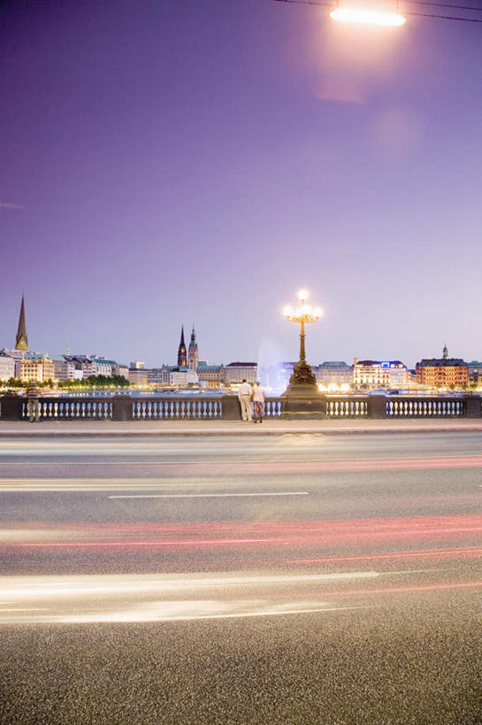 无人,家,教堂,竖图,室外,白天,正面,长时间曝光,度假,湖,湖泊,美景,水,城市风光,城市,大桥,道路,立交桥,路,路灯,桥梁,公路,照明,德国,欧洲,阴影,节日,光线,影子,房屋,屋子,湖面,景观,水流,水面,高架,斜拉桥,桥,灯光,分界线,汉堡,停车线,交通,文化,娱乐,楼房,住宅,灯,黄昏,湖水,祈祷,享受,休闲,健康,景色,放松,许愿,宗教,信仰,纪念,车行道,车行道分界线,祈求,照亮,基督教,照明设备,西欧,天主教,标线,曝光,信念,车行线,德意志联邦共和国,汉堡市,薄暮,平安,马路,彩图,傍晚,房子,大教堂,海港,礼拜堂