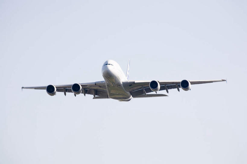 无人,横图,室外,特写,白天,仰视,飞机,飞翔,阴影,飞行,光线,影子,交通,翱翔,航空,飞,蓝色,蓝天,天空,阳光,交通工具,天,运输,一架,晴朗,客机,载具,万里无云,晴空,晴空万里,彩图,低角度拍摄