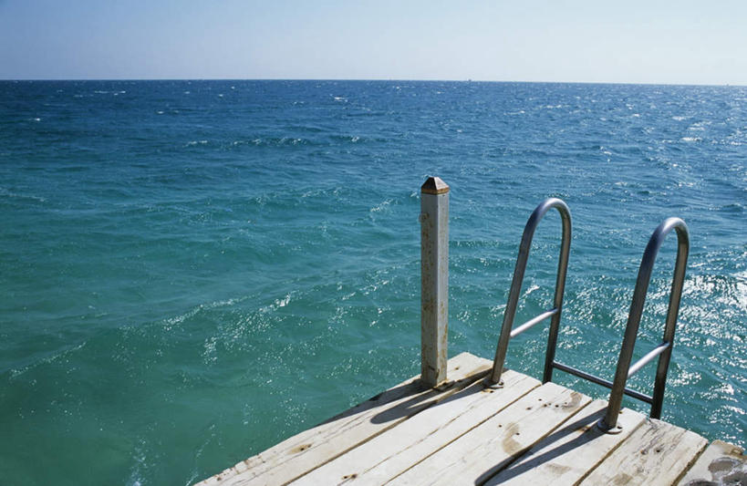 无人,栏杆,码头,横图,俯视,室外,白天,旅游,度假,海浪,海洋,美景,港口,木板,景观,浪花,水平线,围栏,桥,辽阔,木桥,海平线,娱乐,护栏,栈桥,蓝色,蓝天,天空,自然,海水,天,享受,休闲,广阔,景色,放松,晴朗,人行桥,木板桥,一望无际,自然风光,海景,万里无云,无边无际,一马平川,大海,风浪,海,海水的波动,近岸浪,涌浪,晴空,晴空万里,彩图,高角度拍摄,摆渡口,埠头,渡口,渡头,港湾,海港,货运码头,口岸,商港,水天相接,水天一线