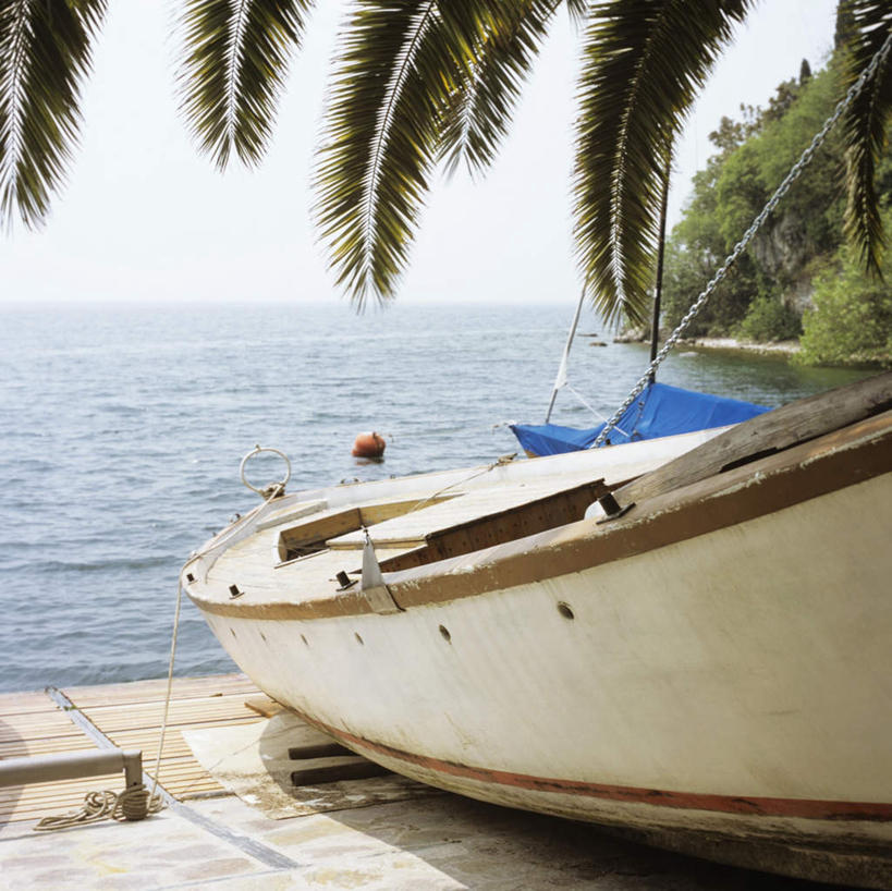 无人,横图,室外,白天,正面,旅游,度假,湖,湖泊,美景,水,植物,船,棕榈树,叶子,意大利,欧洲,停靠,波纹,湖面,景观,水流,水面,木船,绿叶,涟漪,娱乐,树,树木,蓝色,绿色,蓝天,水纹,天空,自然,交通工具,波浪,湖水,天,享受,休闲,嫩叶,景色,放松,生长,晴朗,成长,舟,南欧,停泊,自然风光,载具,棕榈叶,万里无云,意大利共和国,水晕,叶,叶片,晴空,晴空万里,彩图