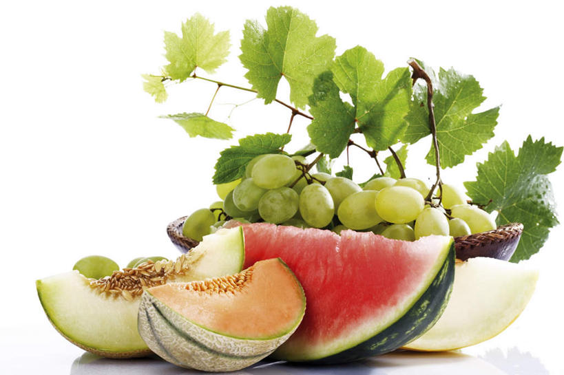 无人,横图,俯视,室内,特写,白天,白色背景,餐桌,桌子,葡萄,西瓜,水果,叶子,切开,阴影,新鲜,反射,篮子,影子,哈密瓜,生食,食品,果实,绿叶,甜瓜,食物,切,嫩叶,摄影,有机食品,绿色食品,影棚,餐台,网纹瓜,甘瓜,剖面,切面,白兰瓜,叶,叶片,山葫芦,蒲桃,寒瓜,草龙珠,彩图,高角度拍摄,影棚拍摄,拍摄