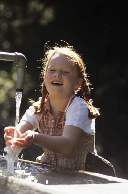 西方人,儿童,一个人,站,笑,微笑,露齿笑,竖图,室外,白天,正面,旅游,度假,纯洁,水,欧洲,欧洲人,仅一个女性,仅一个人,阴影,光线,水槽,水龙头,液体,影子,水滴,注视,娱乐,开关,小孩,阳光,打开,观察,看,站着,仅一个小孩,享受,休闲,放松,可爱,童年,童趣,观看,阀门,察看,开启,关注,户外运动,童真,烂漫,无邪,水咀,天真,女孩,女人,女性,白种人,孩子,站立,半身,彩图,女生