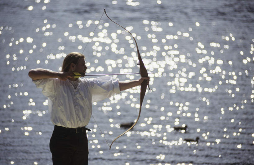 西方人,一个人,站,横图,室外,白天,正面,锻炼,旅游,度假,运动,湖,湖泊,水,欧洲,欧洲人,仅一个男性,仅一个人,握,阴影,波纹,服装,光线,弓箭,影子,湖面,水流,水面,涟漪,拿,拿着,注视,休闲装,娱乐,仅一个年轻男性,衣服,倒影,水纹,阳光,波浪,湖水,观察,看,站着,享受,休闲,休闲服,放松,握着,服饰,观看,察看,倒映,关注,室外运动,户外运动,水晕,反照,男人,男性,年轻男性,白种人,站立,半身,彩图,健身