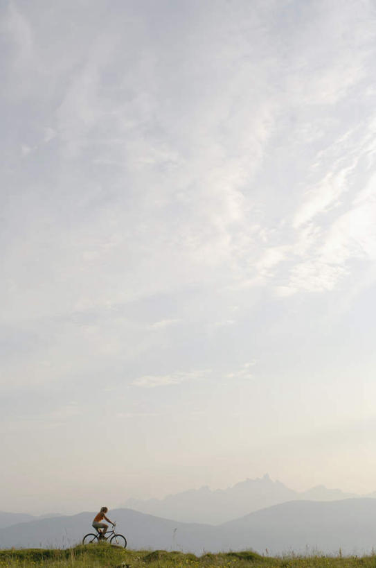 西方人,一个人,坐,竖图,室外,白天,侧面,锻炼,旅游,度假,运动,石头,山,山脉,自行车,奥地利,欧洲,欧洲人,仅一个女性,仅一个人,阴影,服装,光线,石子,影子,山峰,云,云朵,山峦,云彩,休闲装,娱乐,车,脚踏车,骑,衣服,蓝色,白云,蓝天,天空,阳光,交通工具,群山,天,仅一个中年女性,骑车,享受,休闲,休闲服,放松,服饰,晴朗,载具,室外运动,户外运动,中欧,奥地利共和国,女人,女性,中年女性,白种人,石块,岩石,晴空,坐着,彩图,全身,健身