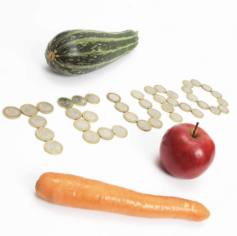 无人,横图,俯视,室内,特写,白天,白色背景,钱,苹果,萝卜,胡萝卜,蔬菜,水果,新鲜,英文,标志,钱币,文字,字符,字母,生食,食品,果实,西葫芦,欧元,标识,食物,白瓜,金融,摄影,有机食品,绿色食品,影棚,经济,英文字母,流通,贸易,茭瓜,货币,现金,硬币,红萝卜,甘荀,彩图,高角度拍摄,影棚拍摄,拍摄