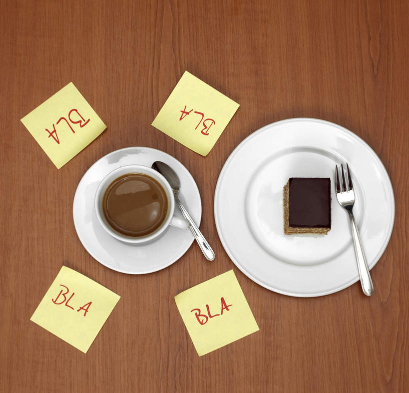 点心,咖啡,无人,横图,俯视,室内,特写,白天,下午茶,幸福,餐桌,桌子,杯子,餐具,粘性,英文,标志,叉子,瓷器,碟子,盘,文字,字符,勺子,字母,食品,甜点,甜品,办公用品,便利贴,便签,咖啡杯,陶瓷制品,娱乐,标识,提拉米苏,文具,食物,糕点,饮料,盘子,调羹,碟,汤匙,甜食,享受,休闲,温馨,放松,乐趣,餐台,英文字母,办公设备,文具用品,记事,提神,舒适,瓷杯,醒脑,快捷,文化工具,软饮料,方便,N次贴,便条贴,告诉贴,即时贴,意大利蛋糕,彩图,高角度拍摄,蛋糕