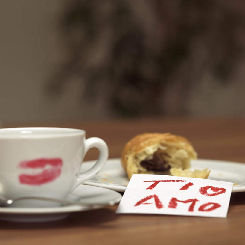 面包,无人,横图,俯视,室内,特写,白天,餐桌,桌子,杯子,餐具,朦胧,模糊,粘性,英文,标志,瓷器,碟子,盘,文字,字符,字母,办公用品,便利贴,便签,咖啡杯,陶瓷制品,标识,文具,盘子,唇膏,口红,碟,餐台,英文字母,办公设备,文具用品,记事,瓷杯,快捷,文化工具,方便,N次贴,便条贴,告诉贴,即时贴,彩图,高角度拍摄,唇印