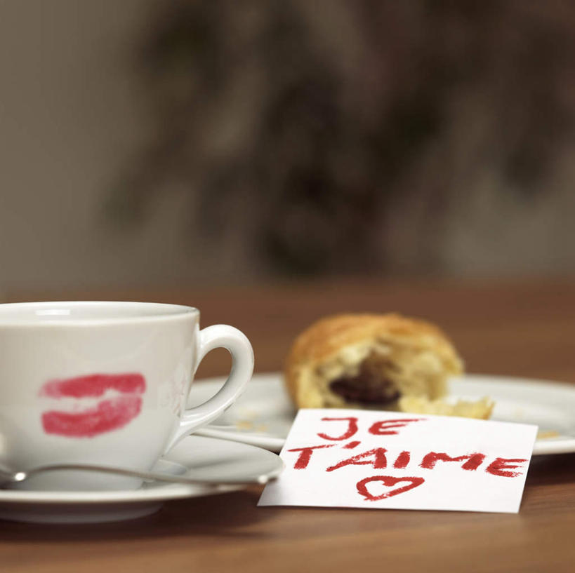 面包,无人,横图,俯视,室内,特写,白天,餐桌,桌子,杯子,餐具,朦胧,模糊,粘性,英文,标志,瓷器,碟子,盘,文字,字符,字母,办公用品,便利贴,便签,咖啡杯,陶瓷制品,标识,文具,盘子,唇膏,口红,碟,餐台,英文字母,办公设备,文具用品,记事,瓷杯,快捷,文化工具,方便,N次贴,便条贴,告诉贴,即时贴,彩图,高角度拍摄,唇印