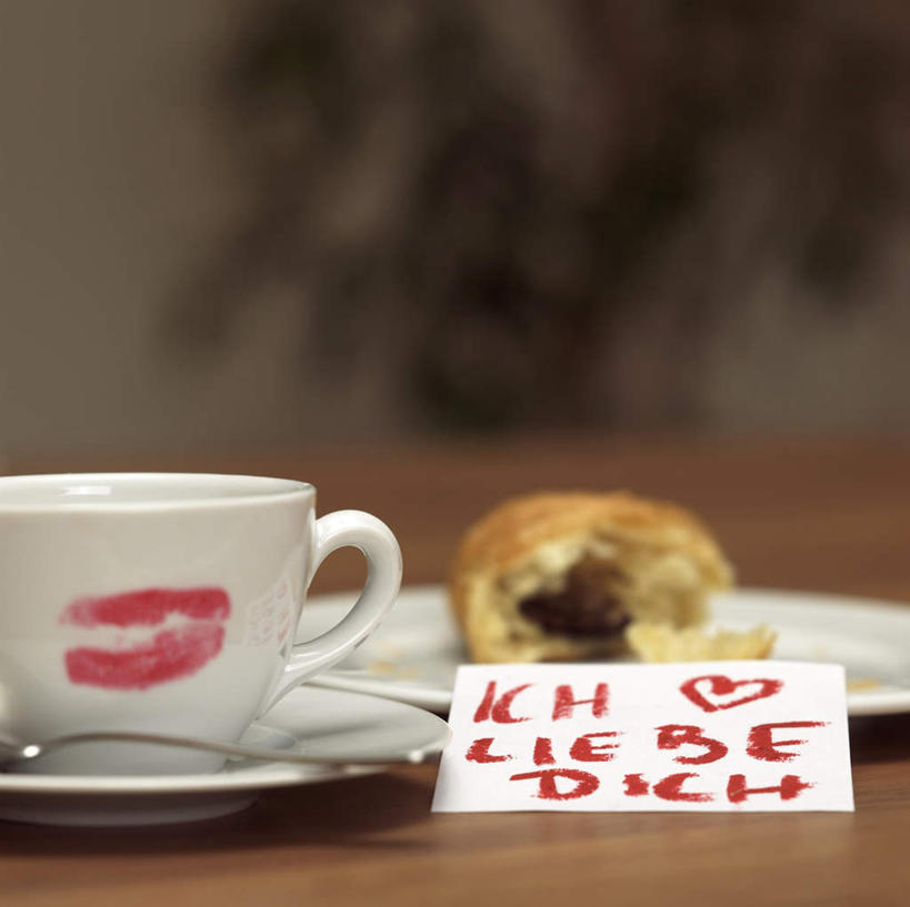 面包,无人,横图,俯视,室内,特写,白天,餐桌,桌子,杯子,餐具,朦胧,模糊,粘性,英文,标志,瓷器,碟子,盘,文字,字符,字母,办公用品,便利贴,便签,咖啡杯,陶瓷制品,标识,文具,盘子,唇膏,口红,碟,餐台,英文字母,办公设备,文具用品,记事,瓷杯,快捷,文化工具,方便,N次贴,便条贴,告诉贴,即时贴,彩图,高角度拍摄,唇印