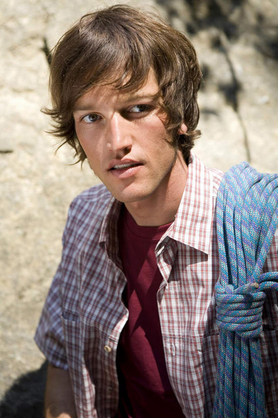 西方人,一个人,站,攀登,竖图,室外,白天,正面,衬衫,锻炼,旅游,度假,探险,运动,攀岩,石头,山,山脉,欧洲,欧洲人,仅一个男性,仅一个人,阴影,服装,光线,石子,影子,山峰,山峦,注视,娱乐,极限运动,仅一个年轻男性,衣服,阳光,绳子,群山,观察,看,站着,享受,休闲,爬,放松,服饰,观看,绳索,察看,衣着,穿着,关注,室外运动,户外运动,衣饰,冒险,体育,男人,男性,年轻男性,白种人,石块,岩石,登山,攀爬,站立,半身,彩图,衬衣,健身