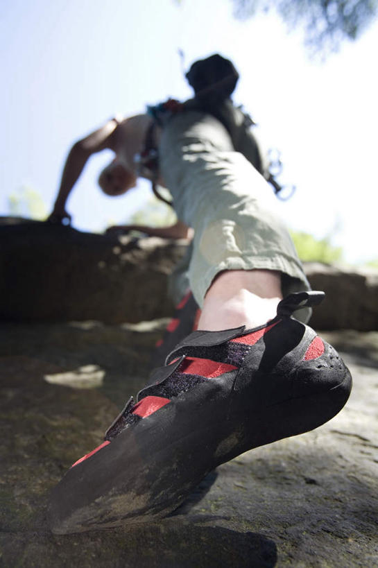 西方人,一个人,站,攀登,竖图,室外,白天,仰视,锻炼,旅游,度假,探险,运动,攀岩,石头,山,山脉,欧洲,欧洲人,仅一个男性,仅一个人,阴影,服装,朦胧,模糊,光线,石子,影子,山峰,云,云朵,山峦,云彩,注视,休闲装,娱乐,极限运动,仅一个年轻男性,衣服,蓝色,白云,蓝天,天空,阳光,群山,天,观察,看,站着,享受,休闲,休闲服,爬,放松,服饰,晴朗,观看,察看,关注,室外运动,户外运动,冒险,体育,男人,男性,年轻男性,白种人,石块,岩石,晴空,登山,攀爬,站立,彩图,低角度拍摄,全身,健身