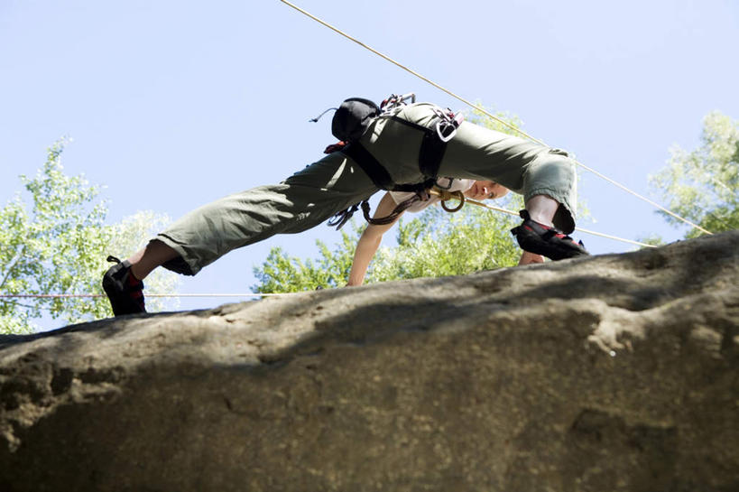 西方人,一个人,攀登,横图,室外,白天,仰视,锻炼,旅游,度假,探险,安全,运动,攀岩,石头,山,山脉,植物,欧洲,欧洲人,仅一个年轻女性,仅一个女性,仅一个人,阴影,服装,光线,石子,影子,山峰,带子,防护,山峦,注视,休闲装,娱乐,极限运动,树,树木,衣服,蓝色,绿色,蓝天,天空,阳光,自然,安全带,绳子,群山,天,观察,看,享受,休闲,休闲服,爬,放松,服饰,生长,晴朗,成长,观看,保护,绳索,察看,关注,室外运动,保险,户外运动,万里无云,安全绳,保全,周全,安稳,安定,冒险,平安,体育,年轻女性,女人,女性,白种人,石块,岩石,晴空,晴空万里,登山,攀爬,彩图,低角度拍摄,全身,健身