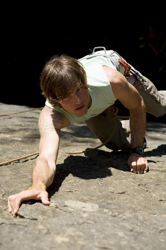 西方人,一个人,站,攀登,竖图,俯视,室外,白天,锻炼,旅游,度假,探险,安全,运动,攀岩,石头,山,山脉,欧洲,欧洲人,仅一个男性,仅一个人,阴影,服装,光线,石子,影子,山峰,带子,防护,山峦,注视,休闲装,娱乐,极限运动,仅一个年轻男性,衣服,阳光,安全带,绳子,群山,观察,看,站着,享受,休闲,休闲服,爬,放松,服饰,观看,保护,绳索,察看,关注,室外运动,保险,户外运动,安全绳,保全,周全,安稳,安定,冒险,平安,体育,男人,男性,年轻男性,白种人,石块,岩石,登山,攀爬,站立,彩图,高角度拍摄,全身,健身