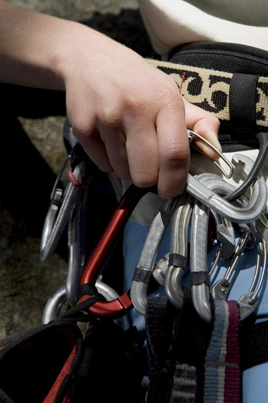 西方人,手,一个人,站,攀登,竖图,室外,特写,白天,正面,锻炼,旅游,度假,探险,安全,运动,攀岩,石头,山,山脉,欧洲,欧洲人,仅一个年轻女性,仅一个女性,仅一个人,握,服装,石子,山峰,带子,防护,山峦,拿,拿着,休闲装,娱乐,极限运动,衣服,安全带,绳子,群山,站着,享受,休闲,手部,休闲服,爬,放松,握着,服饰,保护,单手,绳索,室外运动,保险,户外运动,安全绳,保全,周全,安稳,安定,冒险,平安,体育,年轻女性,女人,女性,白种人,石块,岩石,登山,攀爬,站立,半身,彩图,健身