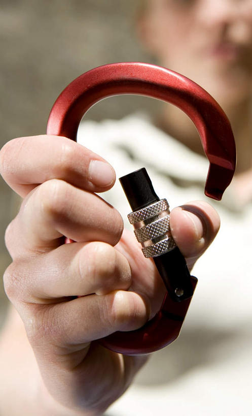 西方人,手,一个人,站,攀登,竖图,室外,特写,白天,正面,锻炼,旅游,度假,探险,安全,运动,攀岩,石头,山,山脉,欧洲,欧洲人,仅一个年轻女性,仅一个女性,仅一个人,握,服装,朦胧,模糊,石子,山峰,带子,防护,山峦,拿,拿着,休闲装,娱乐,极限运动,衣服,安全带,绳子,群山,站着,享受,休闲,手部,休闲服,爬,放松,握着,服饰,保护,单手,绳索,室外运动,保险,户外运动,安全绳,保全,周全,安稳,安定,冒险,平安,体育,年轻女性,女人,女性,白种人,石块,岩石,登山,攀爬,站立,半身,彩图,健身