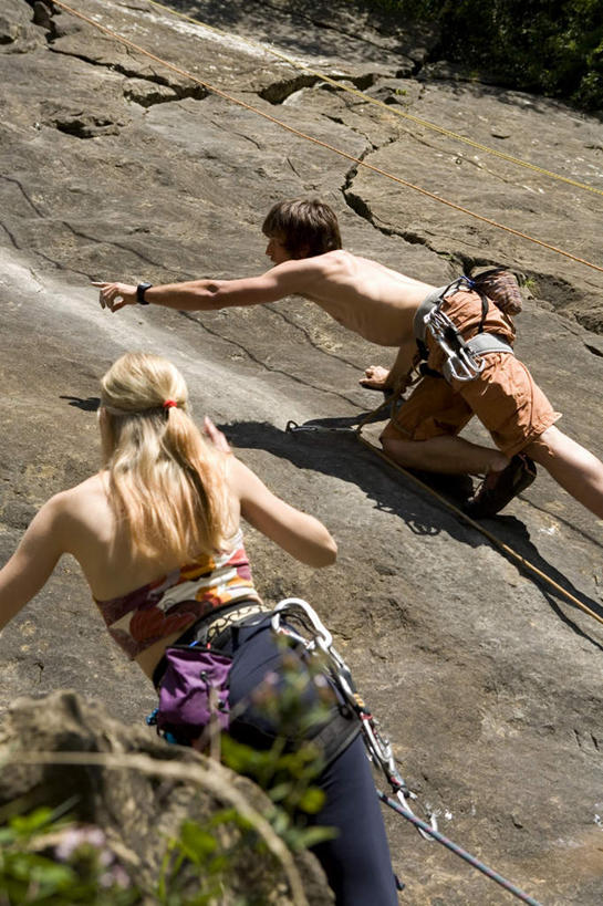 西方人,两个人,攀登,竖图,室外,白天,仰视,爱情,锻炼,旅游,度假,探险,安全,运动,攀岩,石头,山,山脉,植物,欧洲,欧洲人,阴影,服装,光线,石子,影子,山峰,带子,防护,山峦,浪漫,休闲装,娱乐,极限运动,树,树木,衣服,绿色,阳光,自然,安全带,绳子,群山,享受,休闲,温暖,温馨,休闲服,爬,恩爱,放松,恋人,服饰,生长,成长,保护,绳索,和睦,室外运动,保险,户外运动,安全绳,保全,周全,安稳,安定,冒险,平安,体育,男人,男性,年轻男性,年轻女性,女人,女性,白种人,情侣,石块,岩石,登山,攀爬,半身,彩图,低角度拍摄,健身,伴侣,融洽