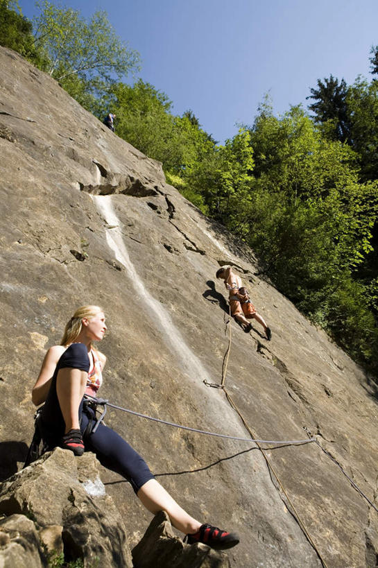 西方人,两个人,攀登,竖图,室外,白天,仰视,爱情,锻炼,旅游,度假,探险,安全,运动,攀岩,石头,山,山脉,植物,欧洲,欧洲人,阴影,服装,光线,石子,影子,山峰,带子,防护,山峦,浪漫,休闲装,娱乐,极限运动,树,树木,衣服,蓝色,绿色,蓝天,天空,阳光,自然,安全带,绳子,群山,天,享受,休闲,温暖,温馨,休闲服,爬,恩爱,放松,恋人,服饰,生长,晴朗,成长,保护,绳索,和睦,室外运动,保险,户外运动,万里无云,安全绳,保全,周全,安稳,安定,冒险,平安,体育,男人,男性,年轻男性,年轻女性,女人,女性,白种人,情侣,石块,岩石,晴空,晴空万里,登山,攀爬,彩图,低角度拍摄,全身,健身,伴侣,融洽