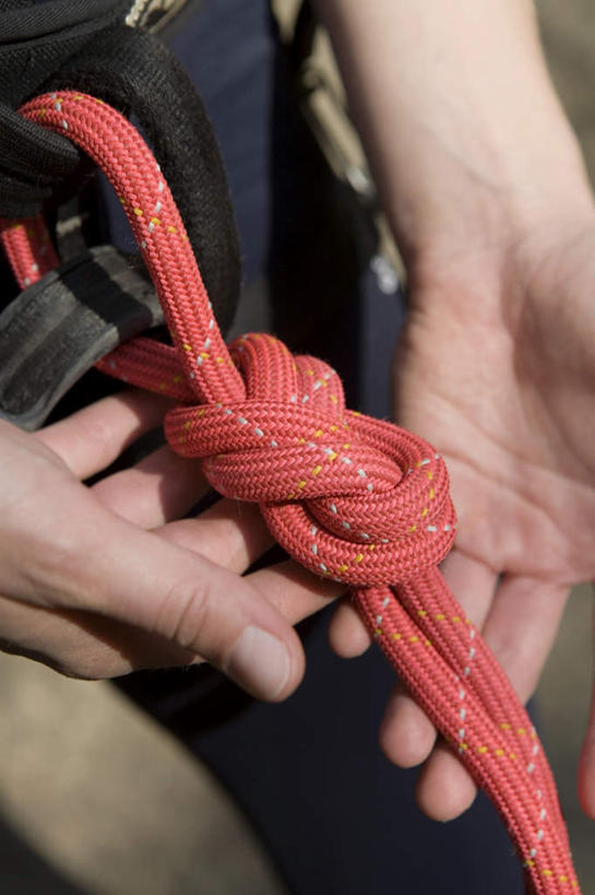 西方人,手,一个人,站,攀登,竖图,俯视,室外,特写,白天,锻炼,旅游,度假,探险,安全,运动,攀岩,欧洲,欧洲人,双手,仅一个年轻女性,仅一个女性,仅一个人,握,服装,带子,防护,拿,拿着,休闲装,娱乐,极限运动,衣服,安全带,绳子,站着,享受,休闲,手部,休闲服,爬,放松,握着,服饰,保护,绳索,室外运动,保险,户外运动,安全绳,保全,周全,安稳,安定,冒险,平安,体育,年轻女性,女人,女性,白种人,登山,攀爬,站立,半身,彩图,高角度拍摄,健身