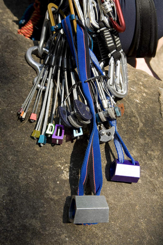 西方人,一个人,坐,攀登,竖图,俯视,室外,特写,白天,锻炼,旅游,度假,探险,安全,运动,攀岩,石头,欧洲人,仅一个年轻女性,仅一个女性,仅一个人,服装,钩子,石子,带子,防护,休闲装,娱乐,极限运动,衣服,安全带,绳子,享受,休闲,休闲服,爬,放松,服饰,保护,绳索,室外运动,保险,户外运动,安全绳,保全,周全,安稳,安定,冒险,平安,体育,年轻女性,女人,女性,白种人,石块,岩石,登山,攀爬,坐着,半身,彩图,高角度拍摄,健身