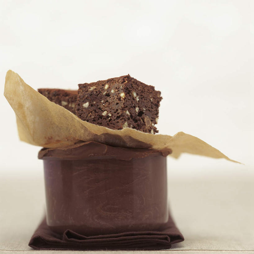 点心,无人,横图,俯视,室内,特写,白天,餐桌,桌子,阴影,反射,影子,陶瓷,食品,糖,糖果,甜点,甜品,陶瓷制品,食物,一个,容器,碗,饼干,甜食,零食,巧克力,摄影,影棚,单个,餐台,储藏,朱古力,黑巧克力,储存,彩图,高角度拍摄,影棚拍摄,拍摄,贮存