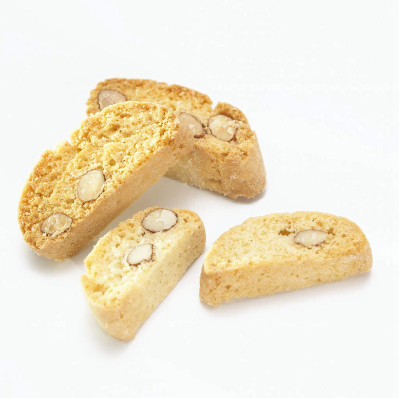 点心,无人,横图,俯视,室内,特写,白天,白色背景,餐桌,桌子,杏仁,阴影,反射,影子,食品,食物,饼干,零食,四块,摄影,影棚,餐台,杏子,杏梅仁,杏核仁,木落子,苦杏仁,彩图,高角度拍摄,影棚拍摄,拍摄