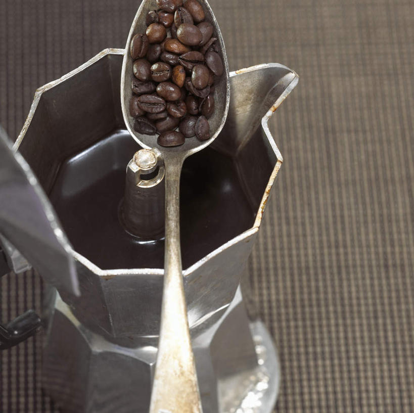 咖啡,无人,横图,俯视,室内,特写,白天,幸福,植物,餐桌,桌子,豆,一堆,阴影,堆叠,堆积,反射,电器,工具,影子,勺子,豆类,豆子,娱乐,设备,饮料,两个,调羹,汤匙,咖啡豆,享受,休闲,温馨,放松,乐趣,冲泡,摄影,影棚,餐台,堆,提神,舒适,家电,家用电器,咖啡机,磨粉,醒脑,豆科,软饮料,咖啡因,彩图,高角度拍摄,影棚拍摄,拍摄,清除,压粉,装粉