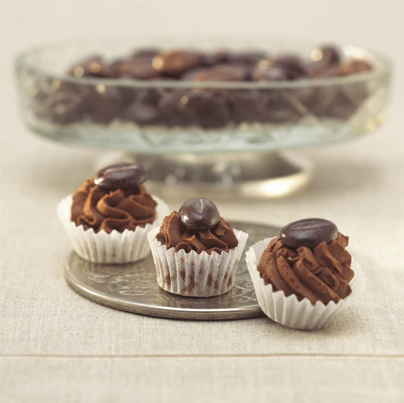 点心,咖啡,无人,横图,俯视,室内,特写,白天,下午茶,植物,餐桌,桌子,豆,餐具,玻璃,阴影,反射,碟子,盘,影子,豆类,豆子,食品,糖,糖果,甜点,甜品,玻璃制品,食物,糕点,盘子,容器,碟,碗,咖啡豆,甜食,巧克力,摄影,影棚,餐台,储藏,朱古力,纸托,黑巧克力,储存,豆科,咖啡因,蛋糕托,蛋糕托纸,蛋糕纸托,彩图,高角度拍摄,影棚拍摄,拍摄,贮存,蛋糕