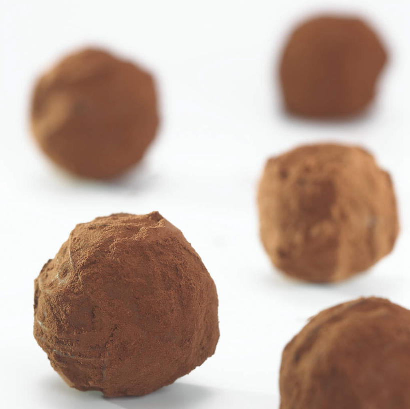 点心,无人,横图,俯视,室内,特写,白天,下午茶,餐桌,桌子,一排,许多,阴影,朦胧,模糊,整齐,反射,影子,食品,糖,糖果,甜点,甜品,很多,球,食物,糕点,排列,甜食,巧克力,球体,摄影,影棚,餐台,朱古力,黑巧克力,队列,彩图,高角度拍摄,影棚拍摄,拍摄