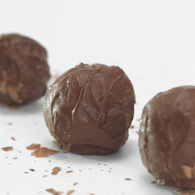 点心,无人,横图,俯视,室内,特写,白天,下午茶,餐桌,桌子,一排,阴影,整齐,反射,影子,食品,糖,糖果,甜点,甜品,球,食物,糕点,排列,三个,甜食,巧克力,球体,摄影,影棚,餐台,朱古力,黑巧克力,队列,彩图,高角度拍摄,影棚拍摄,拍摄