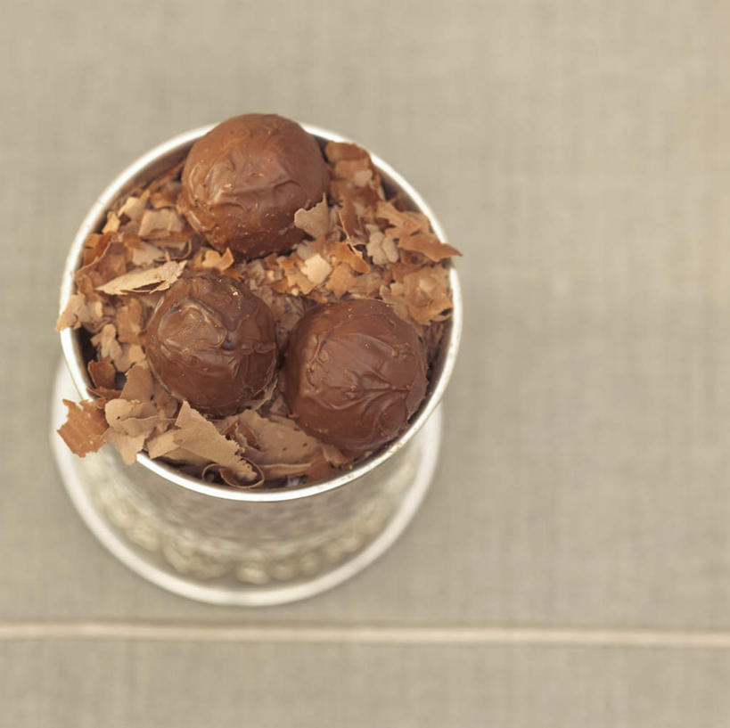 点心,无人,横图,俯视,室内,特写,白天,下午茶,餐桌,桌子,阴影,反射,金属,影子,食品,糖,糖果,甜点,甜品,球,食物,糕点,一个,容器,碗,甜食,巧克力,球体,摄影,影棚,单个,餐台,储藏,朱古力,黑巧克力,储存,彩图,高角度拍摄,影棚拍摄,拍摄,贮存