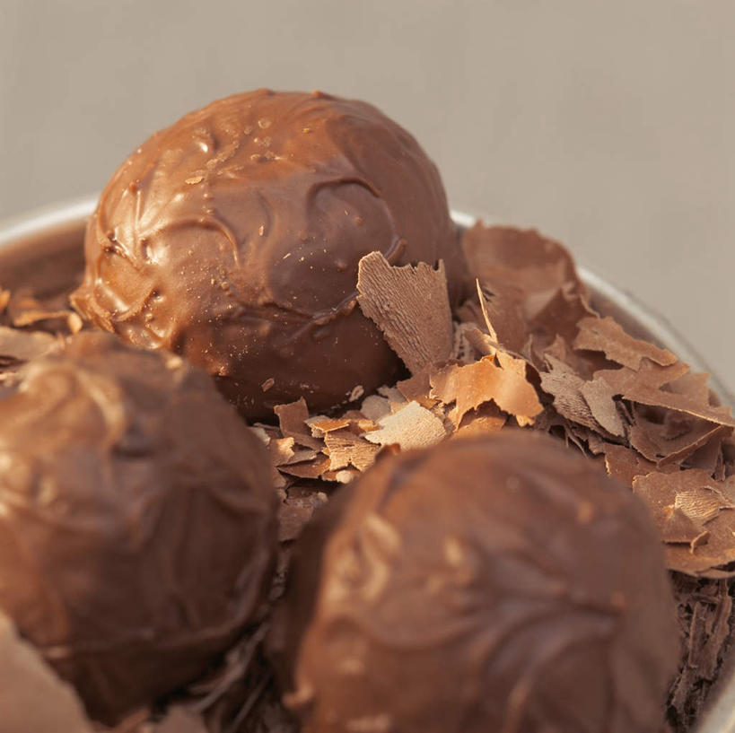 点心,无人,横图,俯视,室内,特写,白天,下午茶,餐桌,桌子,阴影,朦胧,模糊,反射,金属,影子,食品,糖,糖果,甜点,甜品,球,食物,糕点,容器,甜食,巧克力,球体,摄影,影棚,餐台,朱古力,黑巧克力,彩图,高角度拍摄,影棚拍摄,拍摄