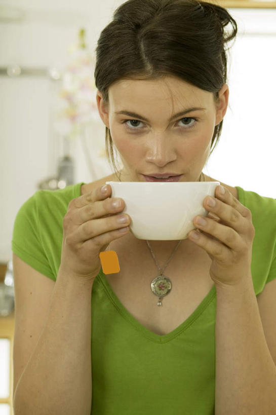 西方人,一个人,站,捧,竖图,室内,白天,正面,T恤衫,厨房,项链,欧洲,欧洲人,仅一个年轻女性,仅一个女性,仅一个人,服装,T恤,注视,茶包,装饰品,衣服,绿色,饰品,首饰,碗,观察,看,站着,服饰,观看,察看,衣着,穿着,关注,袋泡茶,衣饰,年轻女性,女人,女性,白种人,端,端着,捧着,手捧,站立,半身,彩图,灶间