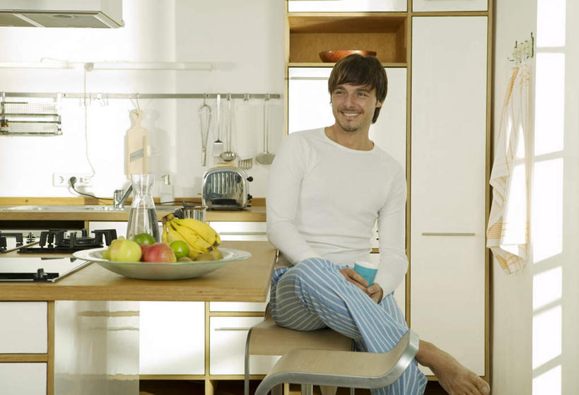 西方人,一个人,坐,笑,微笑,露齿笑,横图,室内,白天,正面,厨房,苹果,香蕉,餐具,厨具,水果,欧洲,欧洲人,仅一个男性,仅一个人,服装,新鲜,碟子,盘,生食,食品,果实,注视,食物,仅一个年轻男性,衣服,盘子,玻璃瓶,碟,红苹果,青苹果,观察,看,服饰,有机食品,绿色食品,观看,察看,衣着,穿着,关注,衣饰,男人,男性,年轻男性,白种人,储藏用具,进餐用具,烹调用具,洗涤用具,甘蕉,坐着,半身,彩图,灶间,调理用具