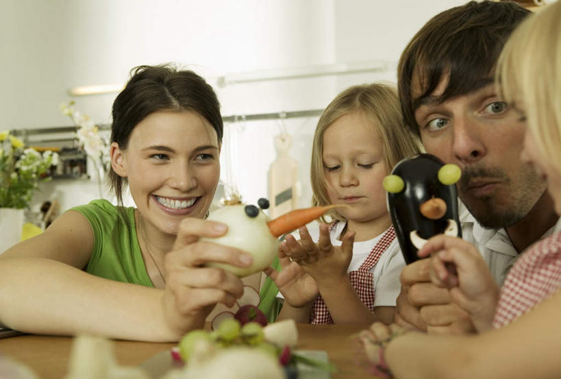 西方人,儿童,四个人,家庭,夫妻,母亲,父亲,女儿,儿子,坐,笑,微笑,露齿笑,横图,室内,白天,正面,爱情,纯洁,萝卜,胡萝卜,茄子,蔬菜,欧洲,欧洲人,服装,新鲜,食品,浪漫,注视,食物,小孩,衣服,观察,看,温暖,温馨,父女,父子,母女,母子,一家人,恩爱,父爱,可爱,母爱,童年,童趣,恋人,服饰,有机食品,绿色食品,观看,和睦,察看,衣着,穿着,关注,童真,烂漫,无邪,衣饰,天真,男孩,男人,男性,年轻男性,年轻女性,女孩,女人,女性,白种人,孩子,年轻人,夫妇,情侣,落苏,酪酥,昆仑瓜,红萝卜,甘荀,矮瓜,坐着,半身,彩图,伴侣,融洽,男生,女生