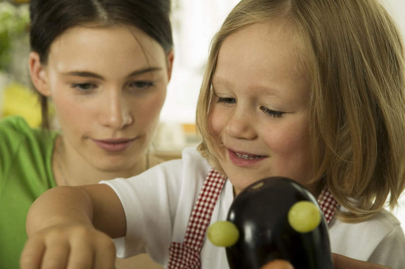 西方人,儿童,两个人,家庭,母亲,女儿,坐,笑,微笑,露齿笑,横图,室内,白天,正面,纯洁,茄子,蔬菜,欧洲,欧洲人,服装,朦胧,模糊,新鲜,食品,注视,食物,小孩,衣服,观察,看,温暖,温馨,母女,一家人,可爱,母爱,童年,童趣,服饰,有机食品,绿色食品,观看,和睦,察看,衣着,穿着,关注,童真,烂漫,无邪,衣饰,天真,年轻女性,女孩,女人,女性,白种人,孩子,年轻人,落苏,酪酥,昆仑瓜,矮瓜,坐着,半身,彩图,融洽,女生