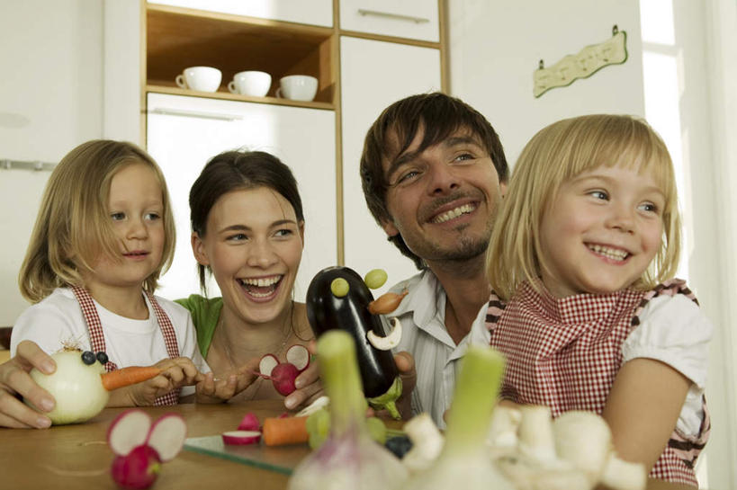 西方人,儿童,四个人,家庭,夫妻,母亲,父亲,女儿,儿子,坐,笑,微笑,露齿笑,横图,室内,白天,正面,爱情,纯洁,萝卜,胡萝卜,茄子,蔬菜,欧洲,欧洲人,服装,新鲜,食品,浪漫,注视,食物,小孩,衣服,观察,看,温暖,温馨,父女,父子,母女,母子,一家人,恩爱,父爱,可爱,母爱,童年,童趣,恋人,服饰,有机食品,绿色食品,观看,和睦,察看,衣着,穿着,关注,童真,烂漫,无邪,衣饰,天真,男孩,男人,男性,年轻男性,年轻女性,女孩,女人,女性,白种人,孩子,年轻人,夫妇,情侣,落苏,酪酥,昆仑瓜,红萝卜,甘荀,矮瓜,坐着,半身,彩图,伴侣,融洽,男生,女生