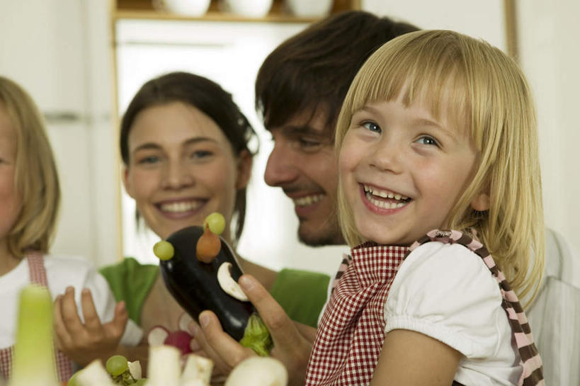 西方人,儿童,四个人,家庭,夫妻,母亲,父亲,女儿,儿子,坐,笑,微笑,露齿笑,横图,室内,白天,正面,爱情,纯洁,萝卜,胡萝卜,茄子,蔬菜,欧洲,欧洲人,服装,新鲜,食品,浪漫,注视,食物,小孩,衣服,观察,看,温暖,温馨,父女,父子,母女,母子,一家人,恩爱,父爱,可爱,母爱,童年,童趣,恋人,服饰,有机食品,绿色食品,观看,和睦,察看,衣着,穿着,关注,童真,烂漫,无邪,衣饰,天真,男孩,男人,男性,年轻男性,年轻女性,女孩,女人,女性,白种人,孩子,年轻人,夫妇,情侣,落苏,酪酥,昆仑瓜,红萝卜,甘荀,矮瓜,坐着,半身,彩图,伴侣,融洽,男生,女生