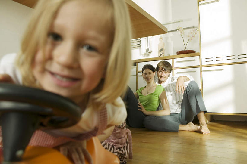 西方人,儿童,三个人,家庭,夫妻,母亲,父亲,女儿,坐,笑,微笑,露齿笑,横图,室内,白天,正面,爱情,游戏,纯洁,厨房,地板,玩具,欧洲,欧洲人,服装,地面,浪漫,玩,注视,娱乐,木地板,小孩,衣服,观察,看,休闲,温暖,温馨,父女,母女,三口之家,一家人,恩爱,父爱,可爱,母爱,童年,童趣,益智,恋人,服饰,观看,活动,和睦,察看,衣着,穿着,发泄,关注,消遣,智力,童真,烂漫,无邪,宣泄,衣饰,天真,男人,男性,年轻男性,年轻女性,女孩,女人,女性,白种人,孩子,年轻人,夫妇,情侣,玩耍,嬉戏,坐着,半身,彩图,灶间,伴侣,融洽,女生