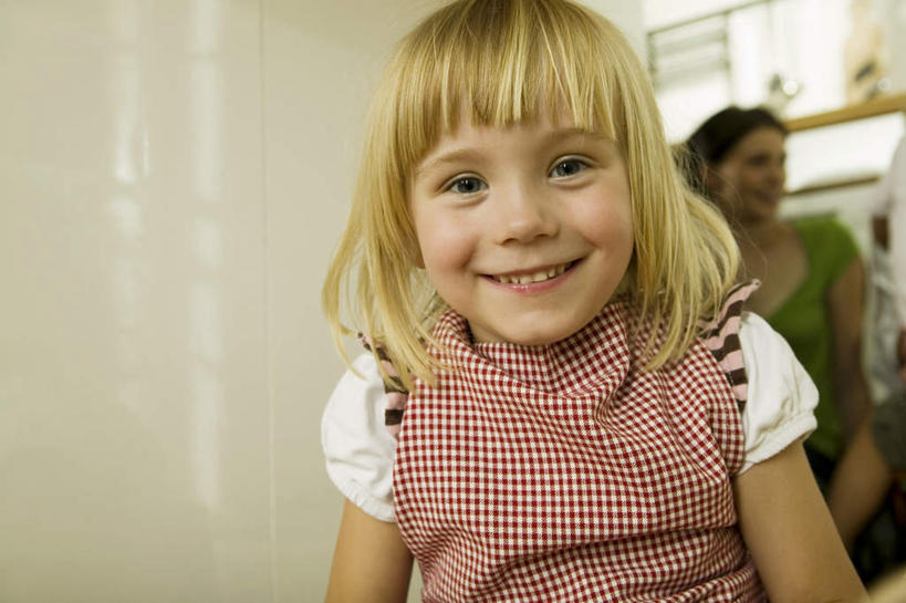 西方人,儿童,两个人,家庭,母亲,女儿,坐,笑,微笑,露齿笑,横图,室内,白天,正面,纯洁,欧洲,欧洲人,服装,注视,小孩,衣服,观察,看,温暖,温馨,母女,一家人,金色,可爱,母爱,童年,童趣,服饰,观看,和睦,察看,衣着,穿着,关注,童真,烂漫,无邪,衣饰,天真,年轻女性,女孩,女人,女性,白种人,孩子,年轻人,坐着,半身,彩图,融洽,短发,女生