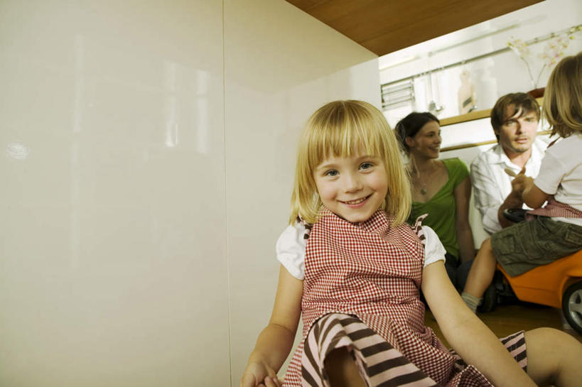 西方人,儿童,四个人,家庭,夫妻,母亲,父亲,女儿,儿子,坐,笑,微笑,露齿笑,横图,室内,白天,正面,爱情,游戏,纯洁,厨房,地板,汽车,玩具,欧洲,欧洲人,服装,地面,浪漫,玩,注视,娱乐,木地板,车,小孩,衣服,交通工具,轿车,观察,看,休闲,温暖,温馨,父女,父子,母女,母子,一家人,恩爱,父爱,可爱,母爱,童年,童趣,益智,恋人,服饰,观看,活动,和睦,察看,衣着,穿着,发泄,关注,消遣,智力,载具,童真,烂漫,无邪,宣泄,衣饰,天真,男孩,男人,男性,年轻男性,年轻女性,女孩,女人,女性,白种人,孩子,年轻人,夫妇,情侣,玩耍,嬉戏,坐着,半身,彩图,灶间,伴侣,融洽,男生,女生