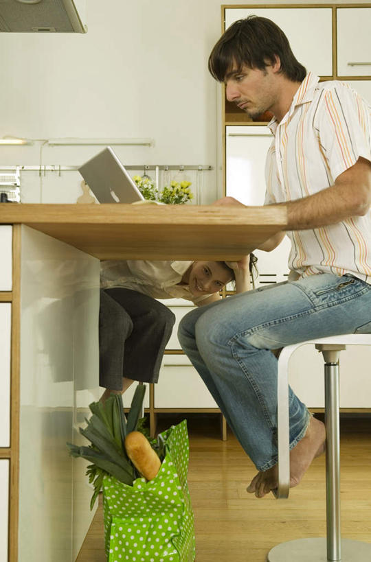 西方人,两个人,夫妻,笑,微笑,露齿笑,竖图,室内,白天,侧面,爱情,购物,消费,电脑,笔记本电脑,餐桌,厨房,桌子,袋子,欧洲,欧洲人,弯腰,服装,网络,包装袋,手提袋,购物袋,浪漫,通讯设备,衣服,赤脚,恩爱,金融,恋人,服饰,餐台,无线,衣着,穿着,购买,通信设备,无线网络,贸易,无线上网,便携式电脑,衣饰,手提电脑,男人,男性,年轻男性,年轻女性,女人,女性,白种人,情侣,彩图,全身,灶间,伴侣